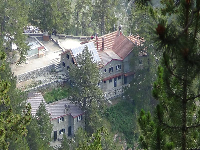 (Δ.  2) Διαδρομή 2: Πριόνια – Καταφύγιο “Σπήλιος Αγαπητός”.