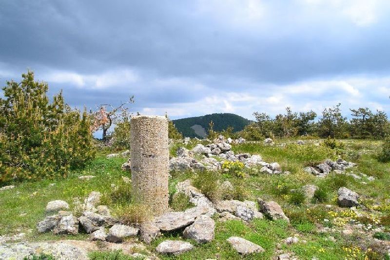 – Κορυφή “Τσίχλα ή Διχάλα” με υψόμ. 1.752 μ. – Κορυφή “Γυφτόκαστρο” με υψόμ. 1.828 μ.