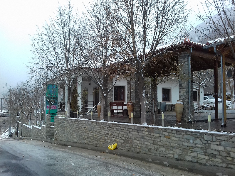 Κάνετε μπάνιο στα ιαματικά λουτρά στις Κ. Θέρμες Ξάνθης.
